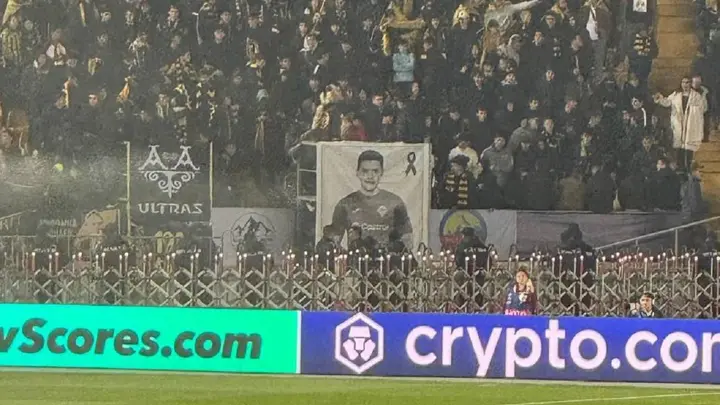 Фанаты "Кайрата" почтили память умершего футболиста Диаса Толеу на матче с "Пафосом"